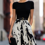 Rochie Maxi Plisată cu Imprimare Abstractă