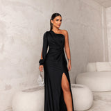 Alina – Rochie elegantă din satin, cu design asimetric și fantă laterală
