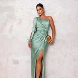 Alina – Rochie elegantă din satin, cu design asimetric și fantă laterală