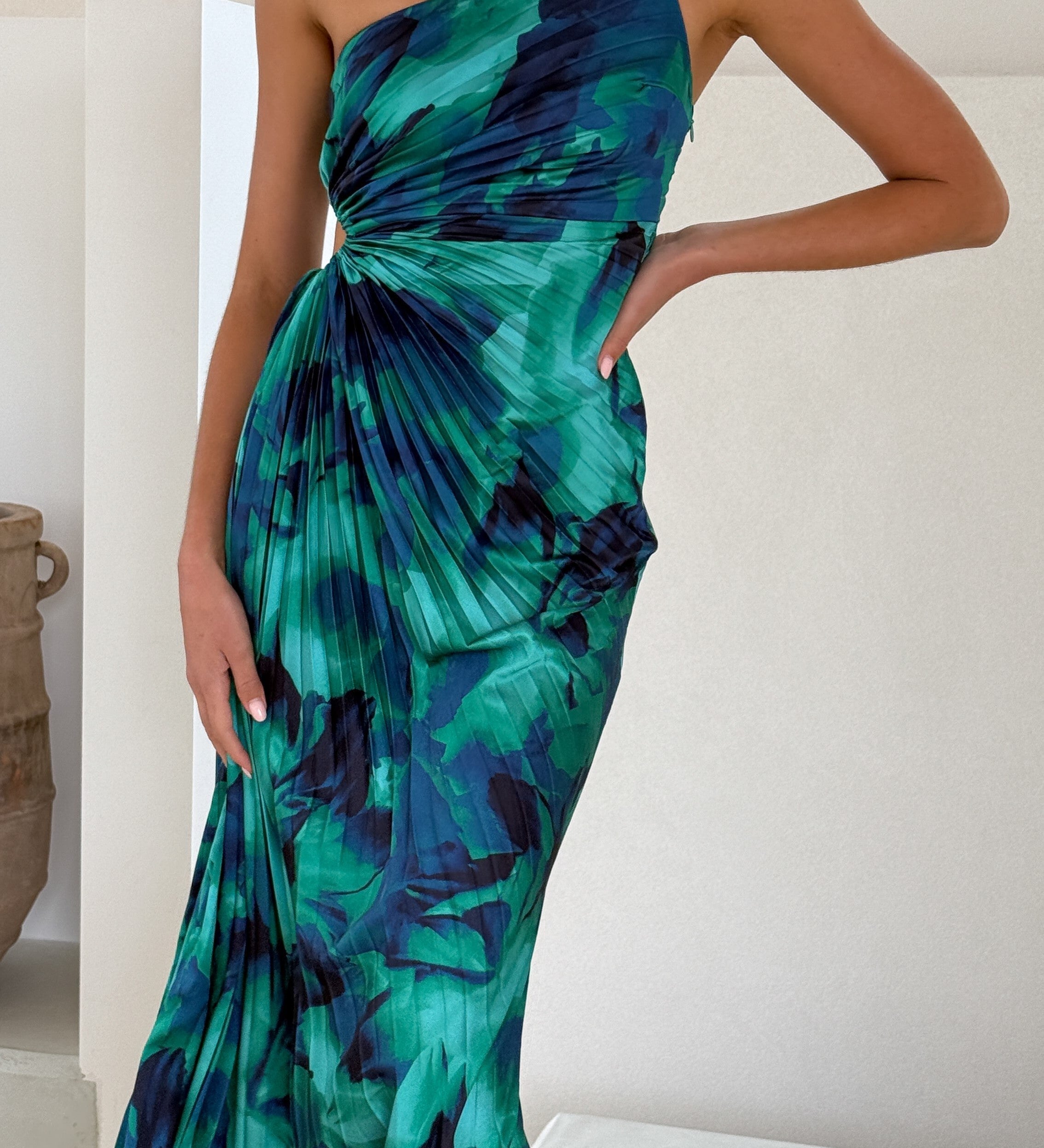 Stela – Rochie maxi cu decupaje asimetrice