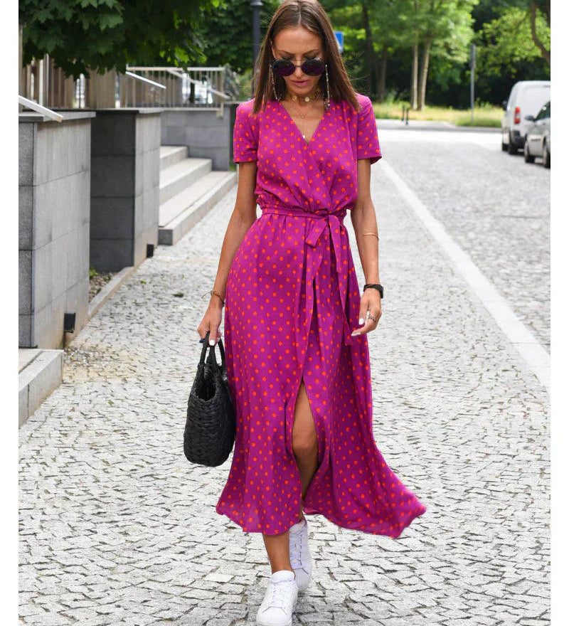 Julia - Rochie elegantă cu decolteu în V și croială care modelează silueta.