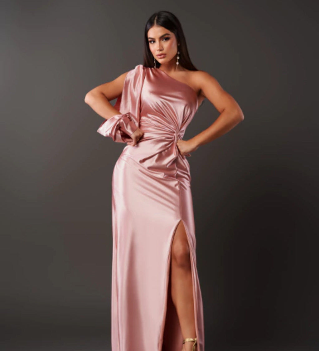 Alina – Rochie elegantă din satin, cu design asimetric și fantă laterală