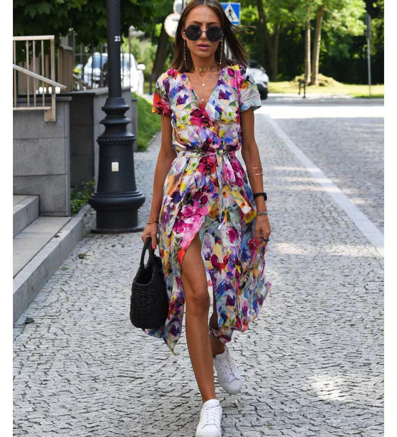 Julia - Rochie elegantă cu decolteu în V și croială care modelează silueta.