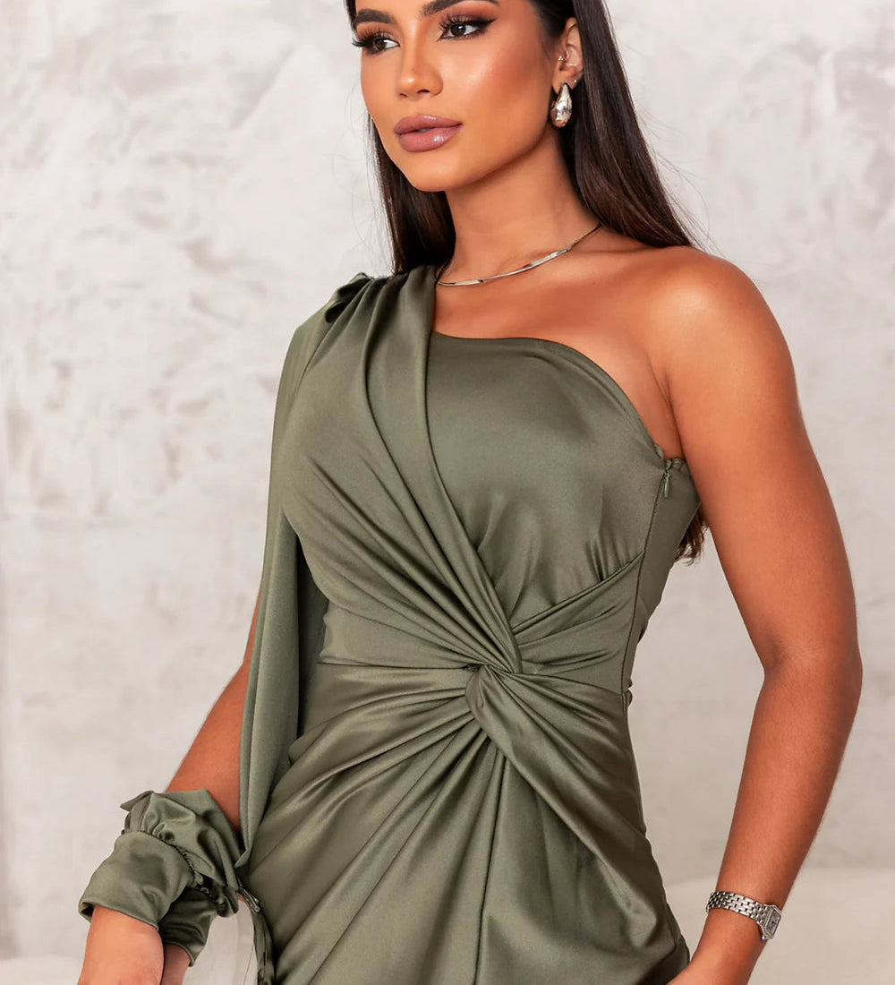 Alina – Rochie elegantă din satin, cu design asimetric și fantă laterală